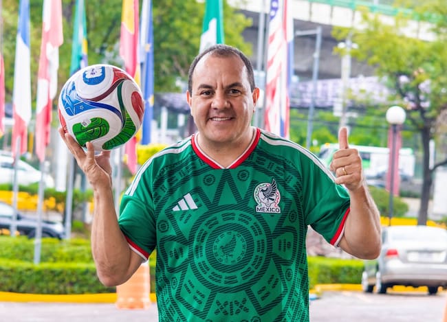 El exfutbolista Cuauhtémoc Blanco, hoy diputado de Morena, fue uno de los que sí llegó al Estadio Ciudad de México.