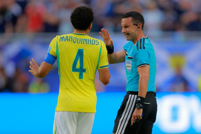 César Arturo Ramos pitando en el Escocia vs Brasil
