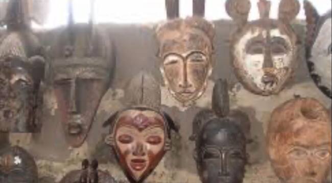 Artesanías del país Senegal colgadas en la pared