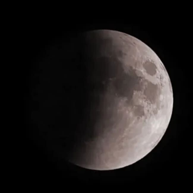 Eclipse lunar parcial con una gran parte de la Luna cubierta por la sombra de la Tierra.