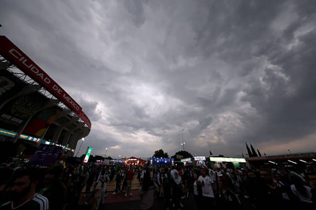 Tormenta eléctrica en el Estadio Ciudad de México.