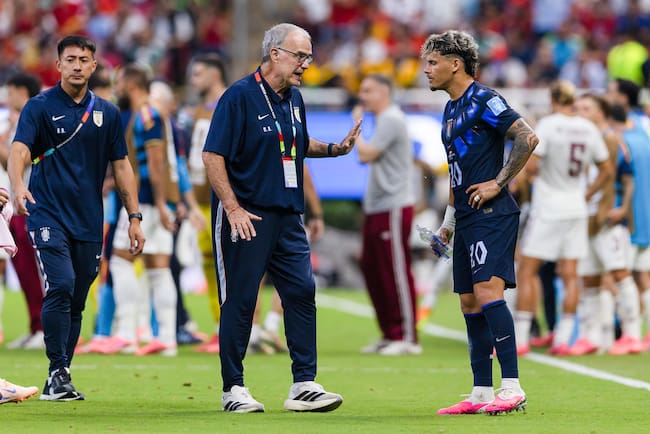 Marcelo Bielsa dirigiendo ante España