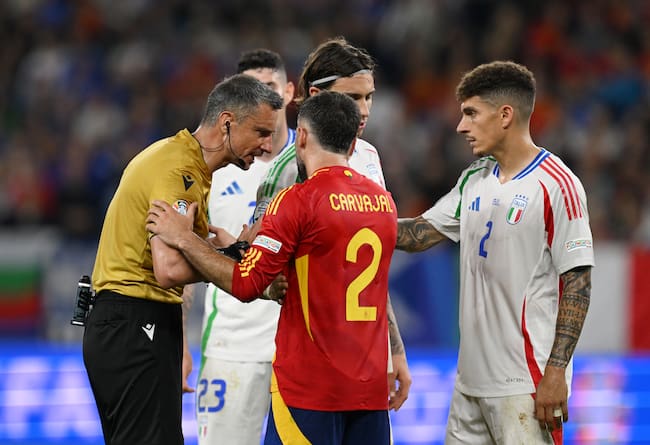 Vinčić dirigiendo el juego España vs Italia
