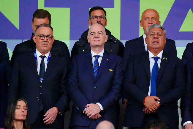 Gianni Infantino y Claudio Tapia en la Final del Mundial Sub-20 en Chile
