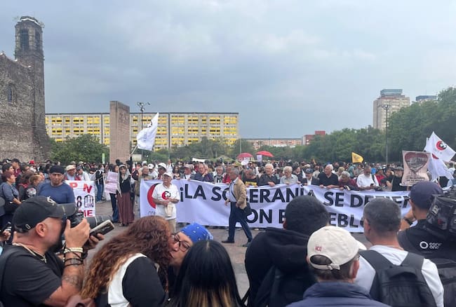 Sobrevivientes y familiares de las víctimas de la matanza del 68 fueron los primeros en llegar a la Plaza de las Tres Culturas, escenario principal de la masacre de jóvenes hace 58 años.