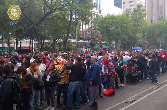 Asistentes de diversas edades acudieron al llamando de la jefa de gobierno de la CDMX, Clara Brugada quien convocó a capitalinos y turistas a realizar la ola humana más grande del mundo.