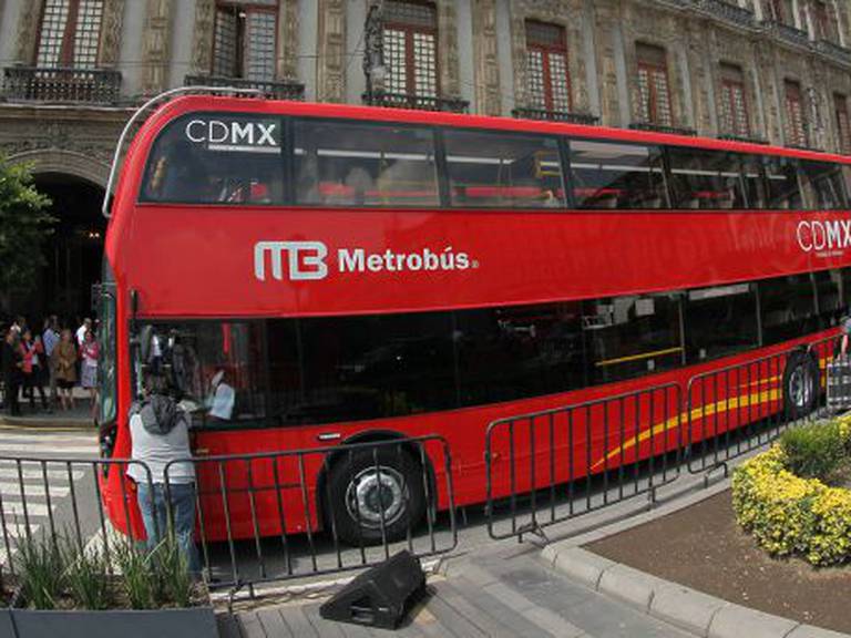 Presentan los primeros autobuses doble piso de la Línea 7 del Metrobús