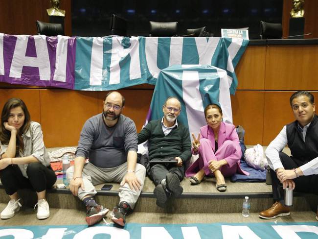Oposición no suelta la tribuna; morenistas sesionan a 14 pisos del pleno