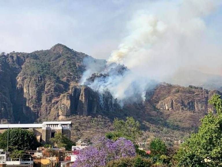Logran controlar al 90% el incendio forestal en Tepoztlán