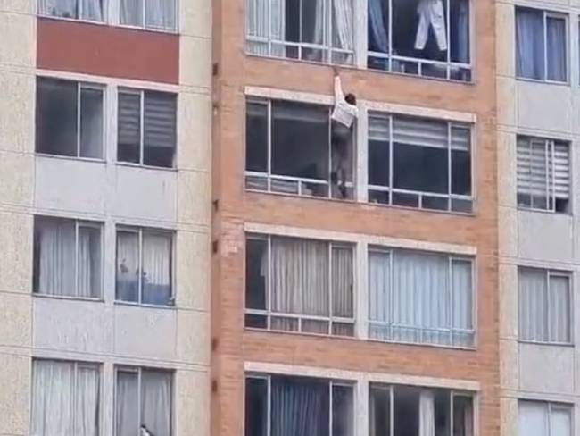 Mujer fallece al saltar de edificio por pánico durante sismo en Colombia